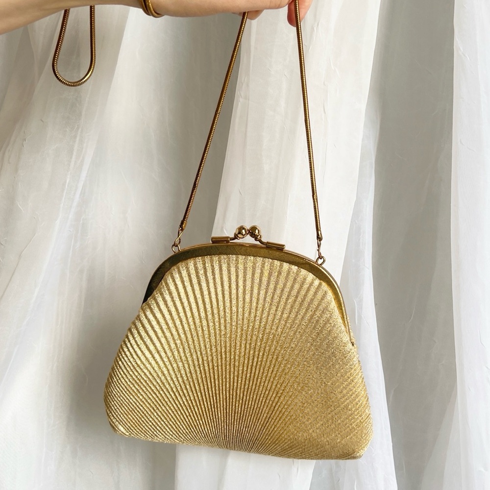 💛Vintage // Gold Satin Seashell Purse💛